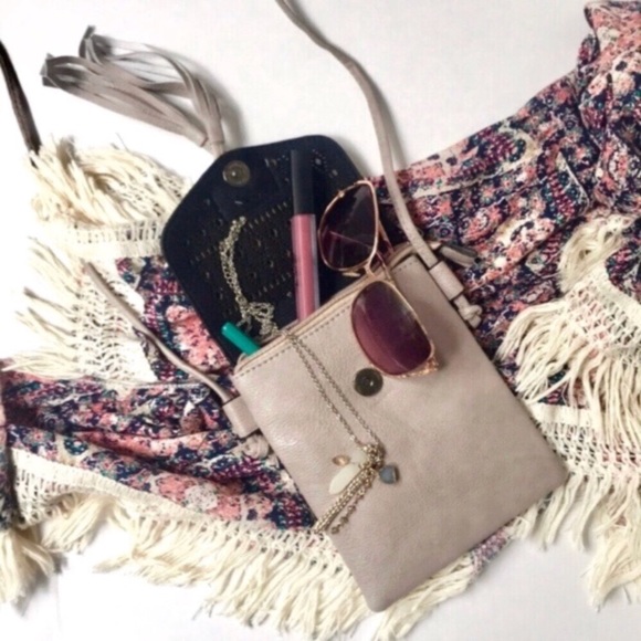 Minky Boutique | Boho Vegan Leather Tassel Purse - Picture 2 of 8